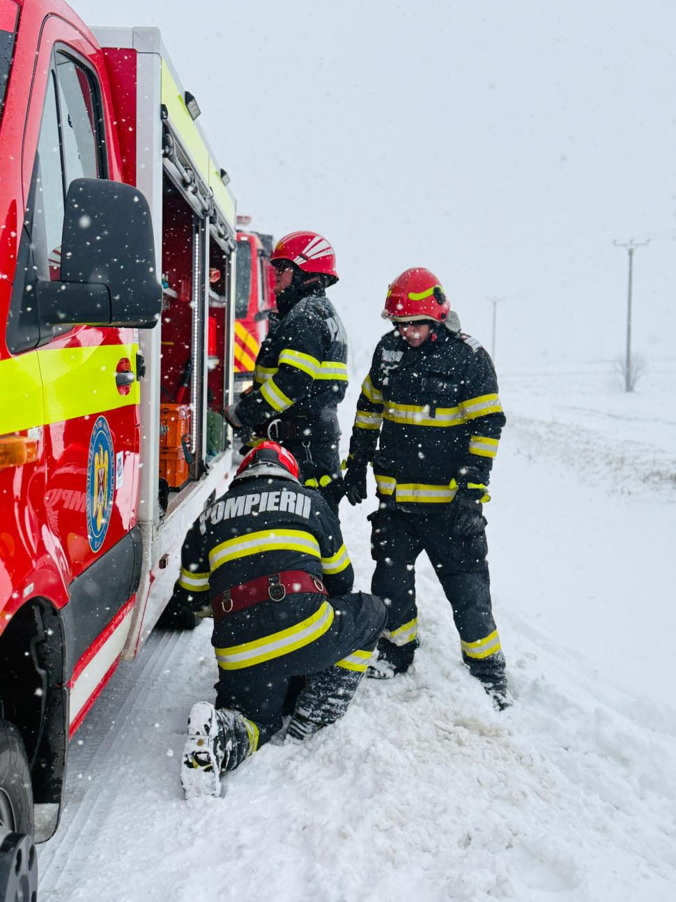 Accident în Giurgiu: un microbuz cu 16 persoane s-a răsturnat. Șoferul a plecat la drum cu anvelope de vară 1047973