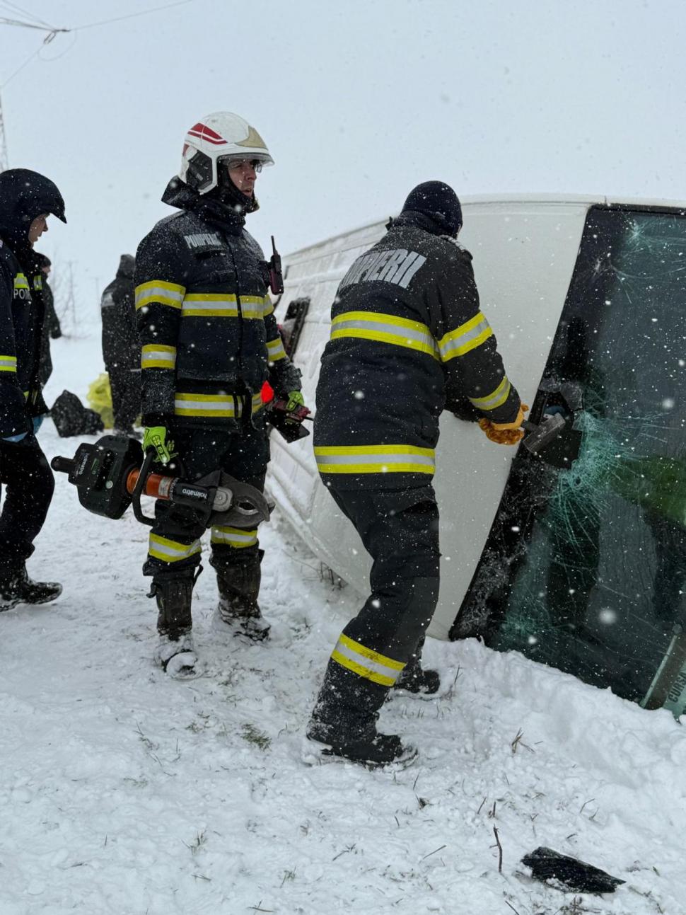 Accident în Giurgiu: un microbuz cu 16 persoane s-a răsturnat. Șoferul a plecat la drum cu anvelope de vară 1047979