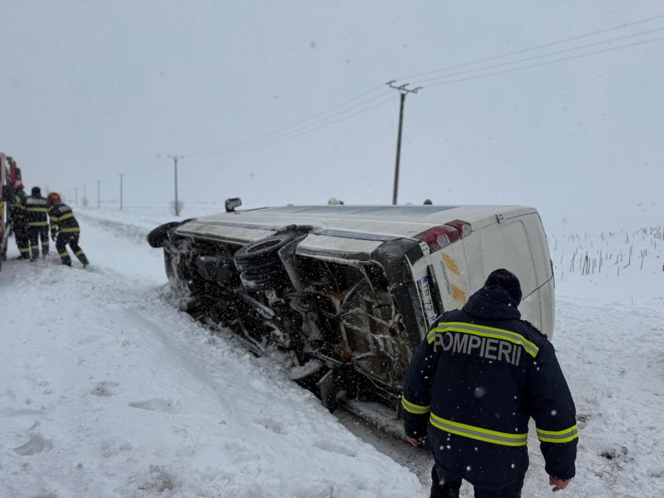 Accident în Giurgiu: un microbuz cu 16 persoane s-a răsturnat. Șoferul a plecat la drum cu anvelope de vară 1047981