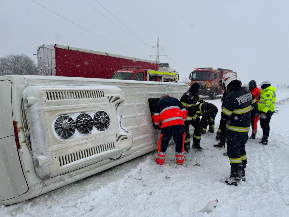 Accident în Giurgiu: un microbuz cu 16 persoane s-a răsturnat. Șoferul a plecat la drum cu anvelope de vară 1047982