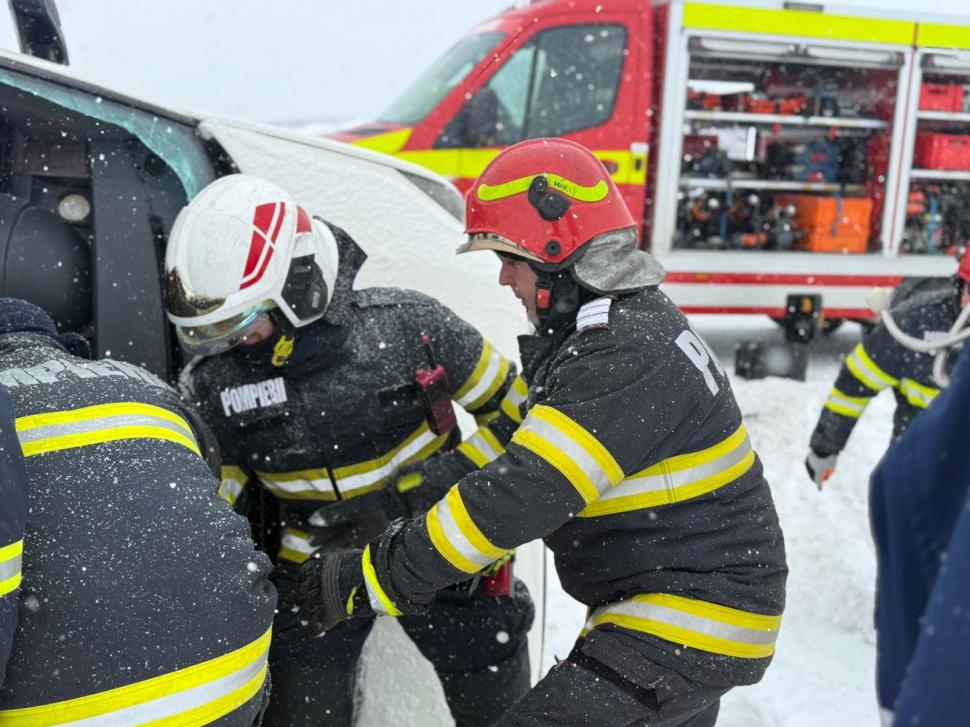 Accident în Giurgiu: un microbuz cu 16 persoane s-a răsturnat. Șoferul a plecat la drum cu anvelope de vară 1047983