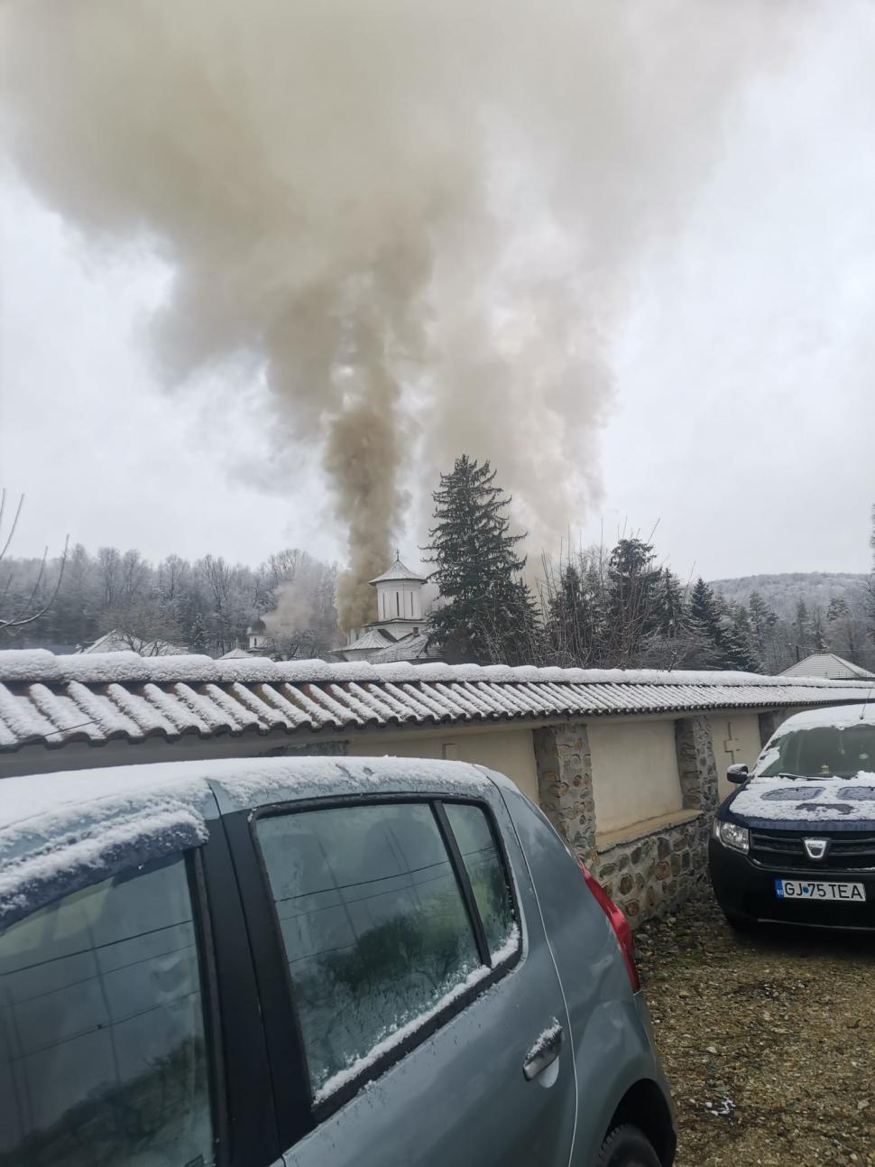 Incendiu la o mănăstire din Gorj. Flăcări pe 250 de metri pătrați, pompierii intervin cu cinci autospeciale 1047988