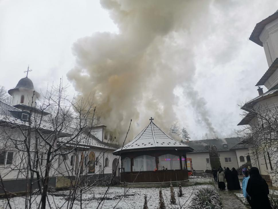 Incendiu la o mănăstire din Gorj. Flăcări pe 250 de metri pătrați, pompierii intervin cu cinci autospeciale 1047989