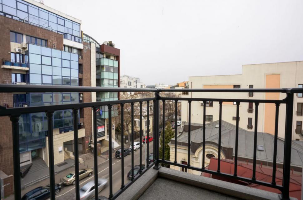 Ocazie rară în București. Se vinde un conac interbelic spectaculos, complet restaurat, aflat în centru. Suprafață, camere și preț 1047256