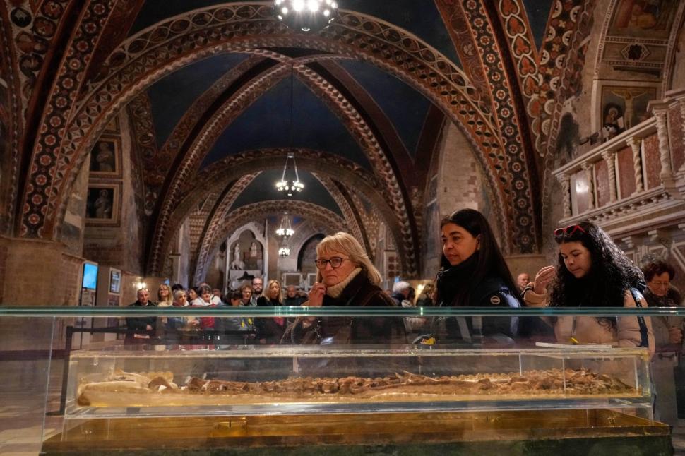 Moaştele Sfântului Francisc de Assisi, expuse publicului pentru prima dată într-o basilică din centrul Italiei 1048123