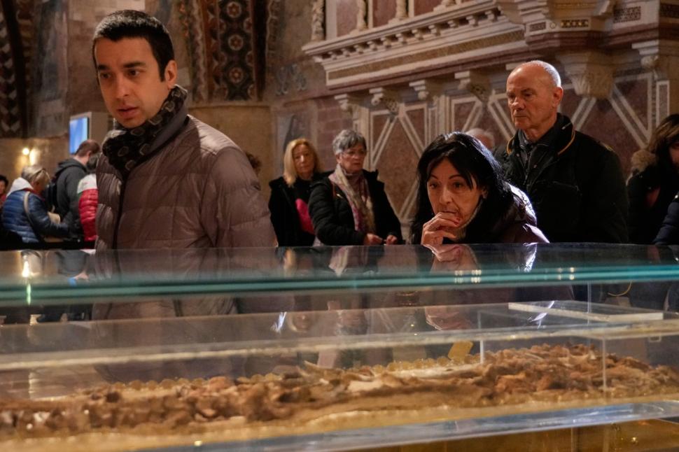 Moaştele Sfântului Francisc de Assisi, expuse publicului pentru prima dată într-o basilică din centrul Italiei 1048125