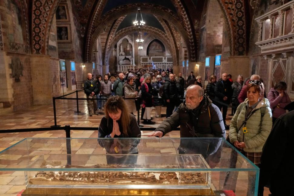 Moaştele Sfântului Francisc de Assisi, expuse publicului pentru prima dată într-o basilică din centrul Italiei 1048126