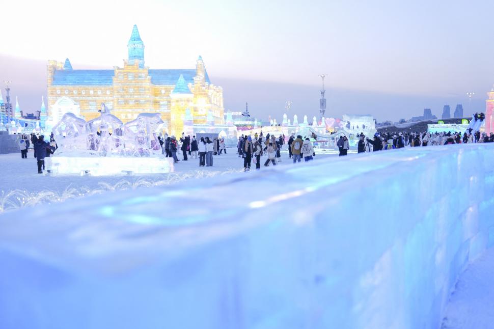 Cel mai mare parc tematic de iarnă din lume s-a închis brusc, după ce orașul de gheață și zăpadă a început să se topească 1048594