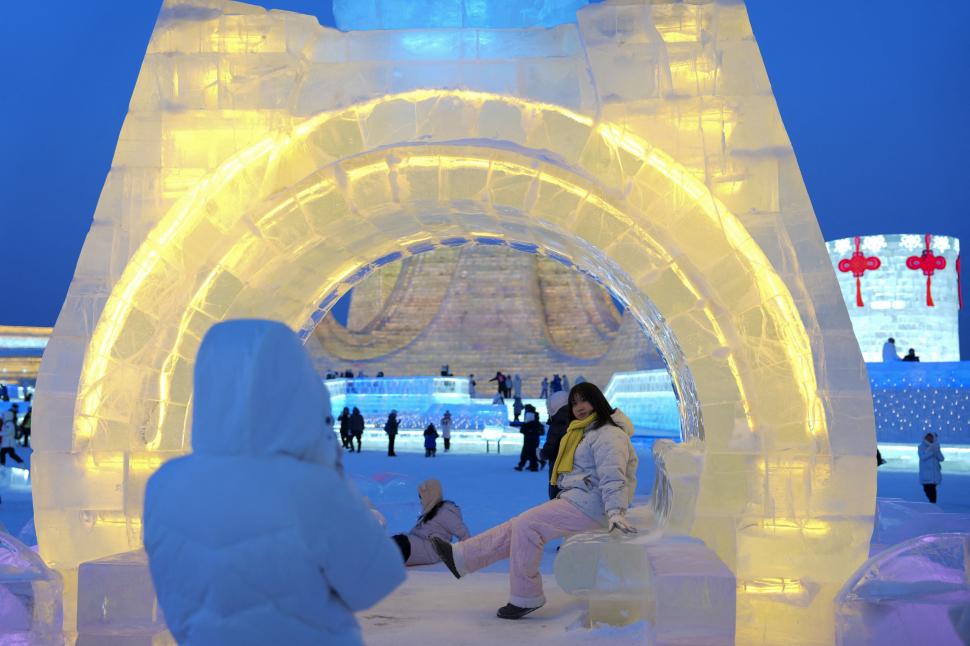 Cel mai mare parc tematic de iarnă din lume s-a închis brusc, după ce orașul de gheață și zăpadă a început să se topească 1048595