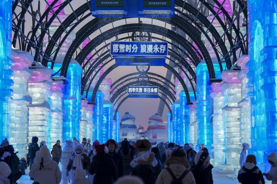 Cel mai mare parc tematic de iarnă din lume s-a închis brusc, după ce orașul de gheață și zăpadă a început să se topească 1048596