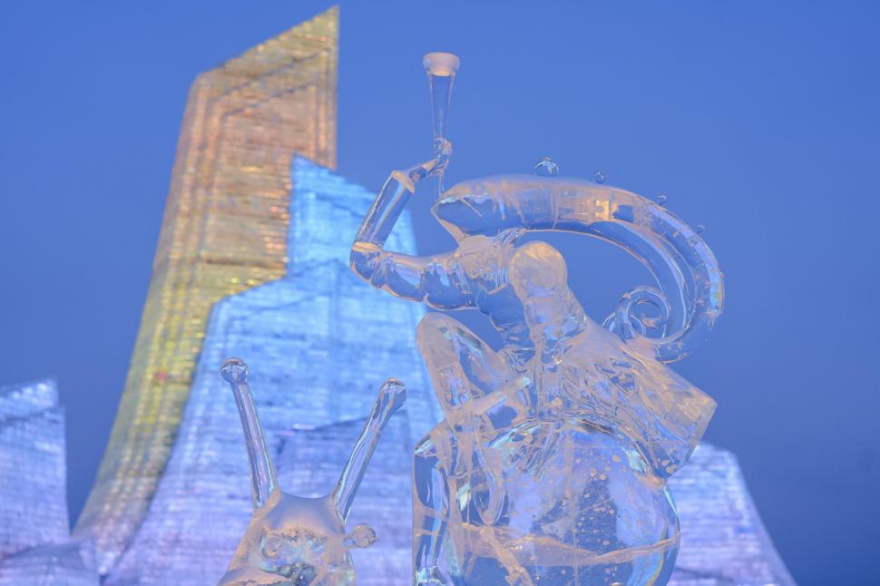 Cel mai mare parc tematic de iarnă din lume s-a închis brusc, după ce orașul de gheață și zăpadă a început să se topească 1048597