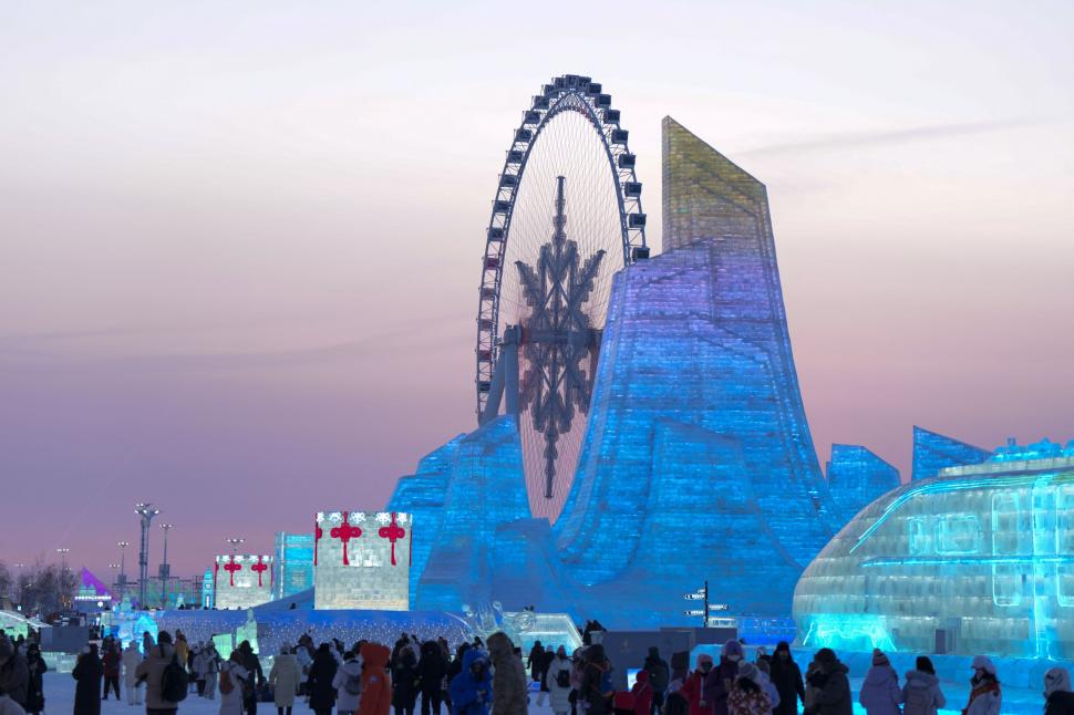 Cel mai mare parc tematic de iarnă din lume s-a închis brusc, după ce orașul de gheață și zăpadă a început să se topească 1048599