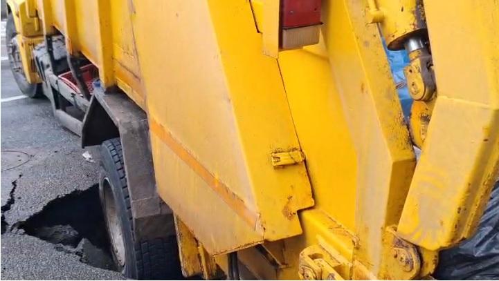 Imagini cu momentul în care o maşină de gunoi a fost "înghiţită" de pământ, la Galaţi, după ce asfaltul s-a surpat 1048647