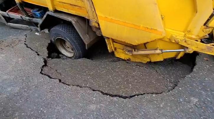 Imagini cu momentul în care o maşină de gunoi a fost "înghiţită" de pământ, la Galaţi, după ce asfaltul s-a surpat 1048648