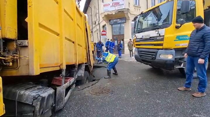 Imagini cu momentul în care o maşină de gunoi a fost "înghiţită" de pământ, la Galaţi, după ce asfaltul s-a surpat 1048649