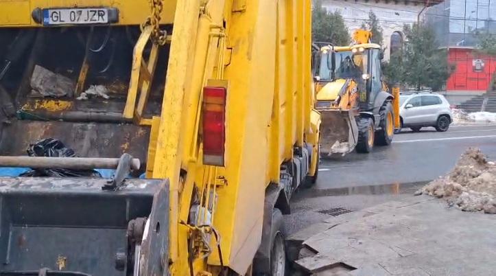 Imagini cu momentul în care o maşină de gunoi a fost "înghiţită" de pământ, la Galaţi, după ce asfaltul s-a surpat 1048652