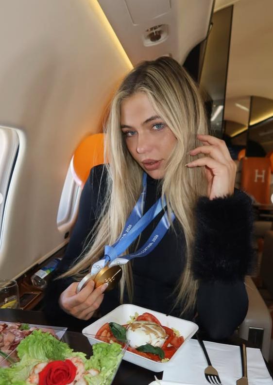 Jutta Leerdam s-a întors acasă după Jocurile Olimpice tot cu un avion privat. Un detaliu din aeronavă a ieșit în evidență 1048578