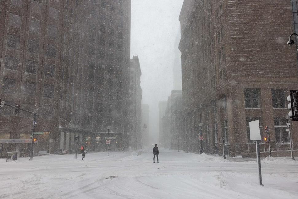 Viscol istoric în SUA: Stratul de zăpadă are aproape un metru. Sute de mii de case fără curent electric și mii de zboruri anulate 1048521