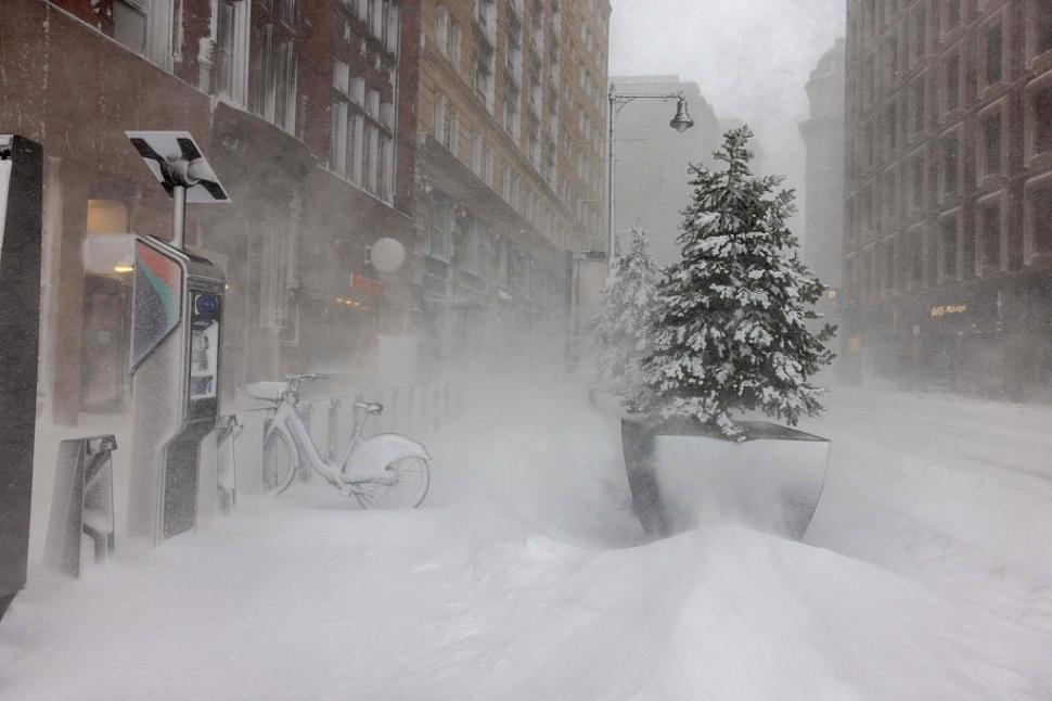 Viscol istoric în SUA: Stratul de zăpadă are aproape un metru. Sute de mii de case fără curent electric și mii de zboruri anulate 1048522