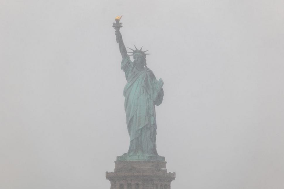 Viscol istoric în SUA: Stratul de zăpadă are aproape un metru. Sute de mii de case fără curent electric și mii de zboruri anulate 1048523