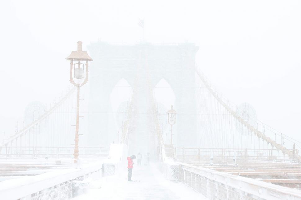 Viscol istoric în SUA: Stratul de zăpadă are aproape un metru. Sute de mii de case fără curent electric și mii de zboruri anulate 1048524