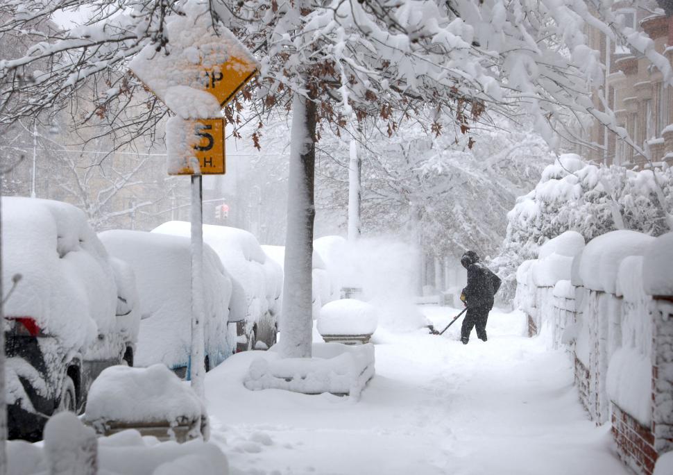 Viscol istoric în SUA: Stratul de zăpadă are aproape un metru. Sute de mii de case fără curent electric și mii de zboruri anulate 1048528