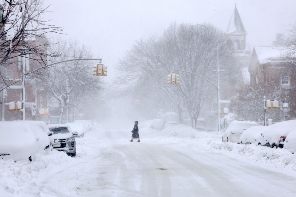 Viscol istoric în SUA: Stratul de zăpadă are aproape un metru. Sute de mii de case fără curent electric și mii de zboruri anulate 1048529