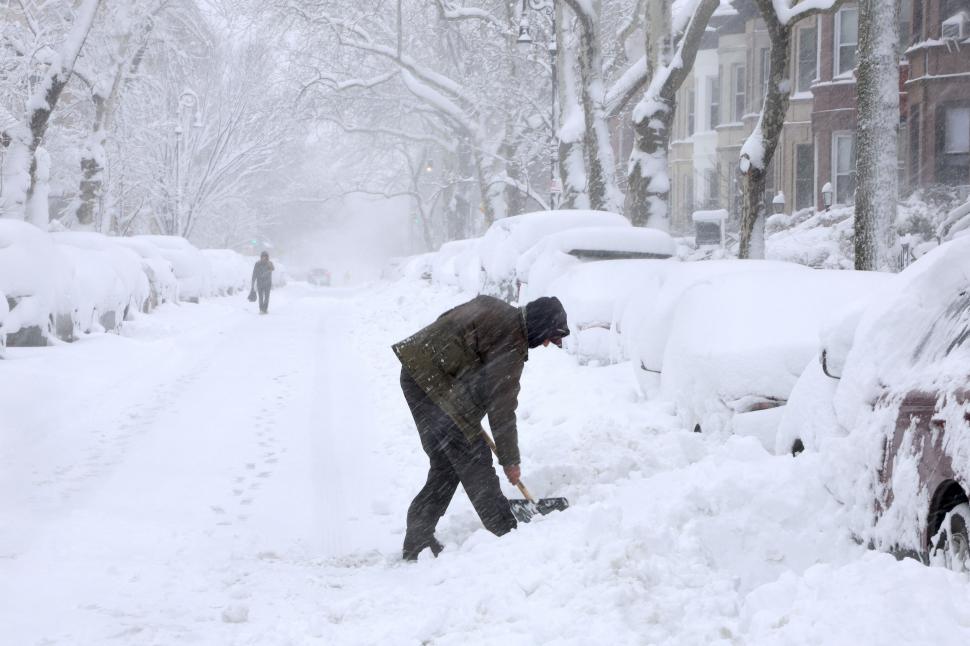 Viscol istoric în SUA: Stratul de zăpadă are aproape un metru. Sute de mii de case fără curent electric și mii de zboruri anulate 1048530