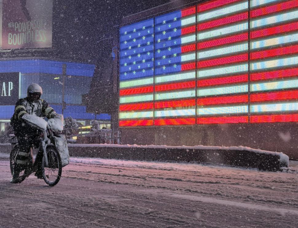 Viscol istoric în SUA: Stratul de zăpadă are aproape un metru. Sute de mii de case fără curent electric și mii de zboruri anulate 1048531