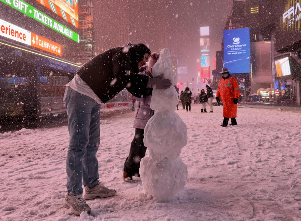 Viscol istoric în SUA: Stratul de zăpadă are aproape un metru. Sute de mii de case fără curent electric și mii de zboruri anulate 1048532