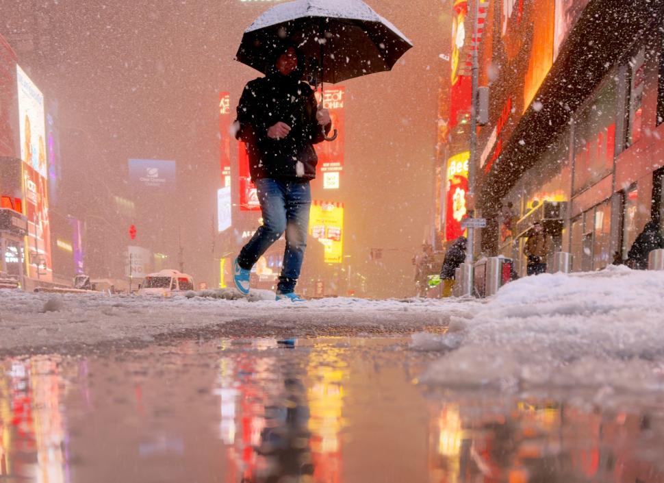 Viscol istoric în SUA: Stratul de zăpadă are aproape un metru. Sute de mii de case fără curent electric și mii de zboruri anulate 1048533