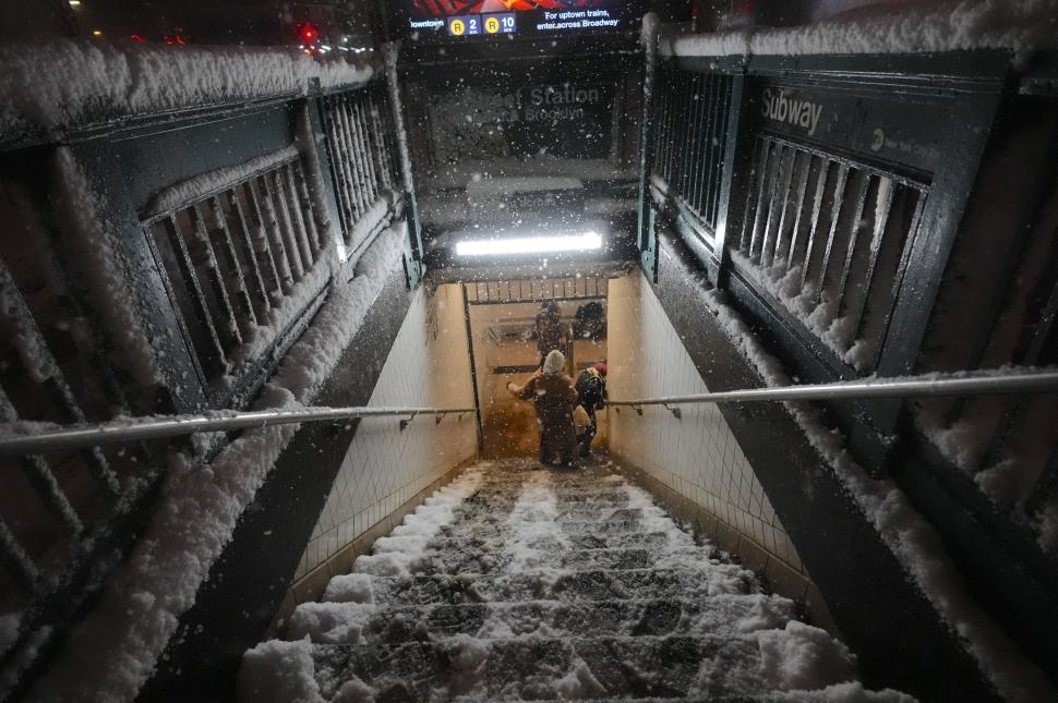 Viscol istoric în SUA: Stratul de zăpadă are aproape un metru. Sute de mii de case fără curent electric și mii de zboruri anulate 1048534