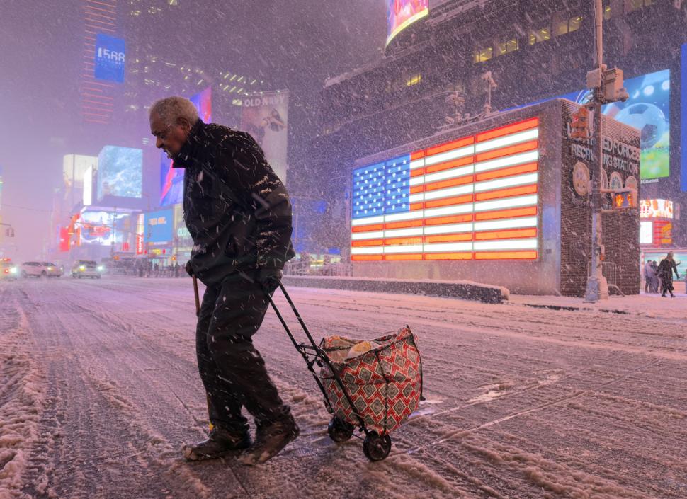 Viscol istoric în SUA: Stratul de zăpadă are aproape un metru. Sute de mii de case fără curent electric și mii de zboruri anulate 1048536