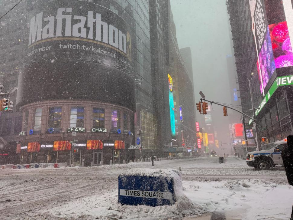 Viscol istoric în SUA: Stratul de zăpadă are aproape un metru. Sute de mii de case fără curent electric și mii de zboruri anulate 1048537