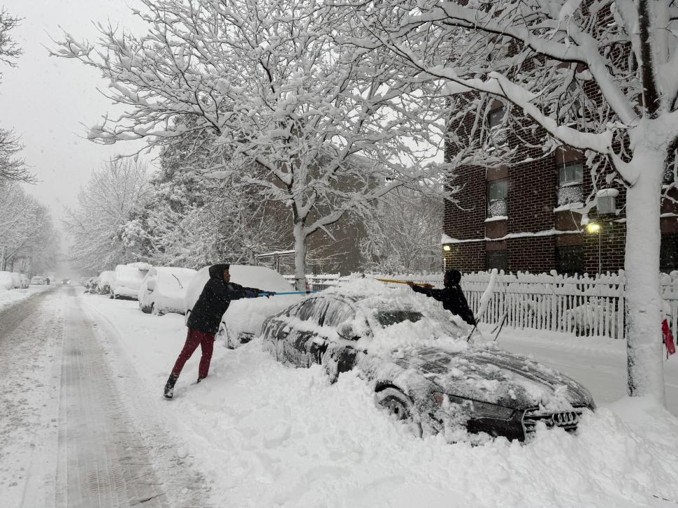 Viscol istoric în SUA: Stratul de zăpadă are aproape un metru. Sute de mii de case fără curent electric și mii de zboruri anulate 1048538