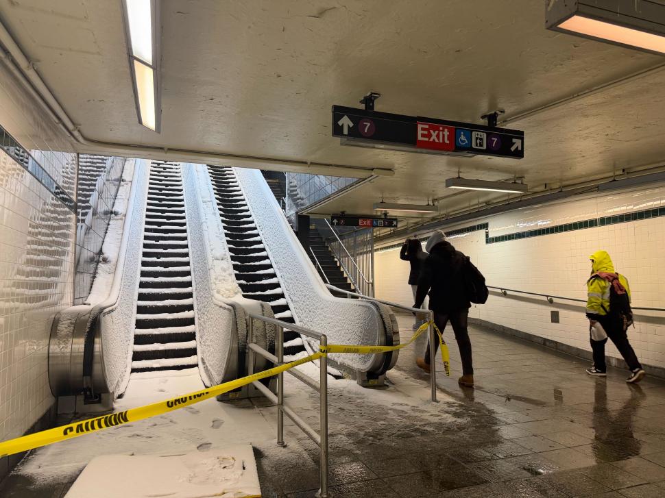 Viscol istoric în SUA: Stratul de zăpadă are aproape un metru. Sute de mii de case fără curent electric și mii de zboruri anulate 1048539