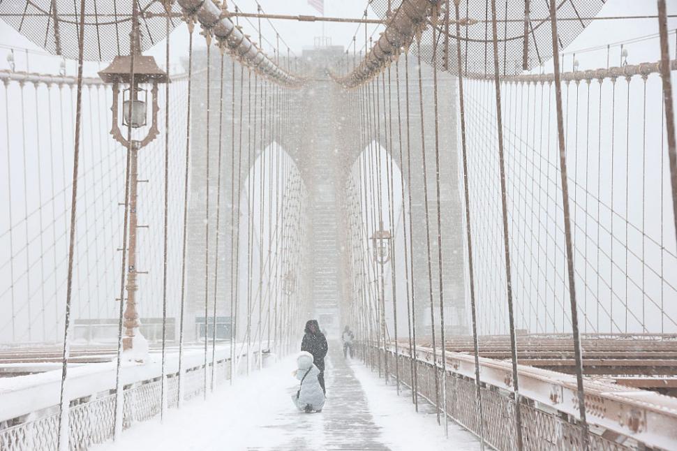 Viscol istoric în SUA: Stratul de zăpadă are aproape un metru. Sute de mii de case fără curent electric și mii de zboruri anulate 1048544