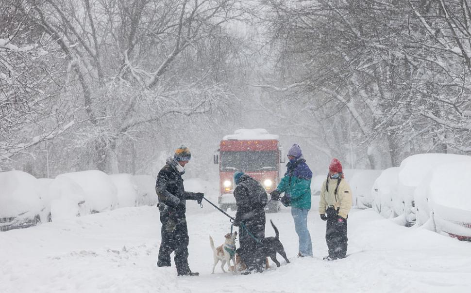 Viscol istoric în SUA: Stratul de zăpadă are aproape un metru. Sute de mii de case fără curent electric și mii de zboruri anulate 1048549
