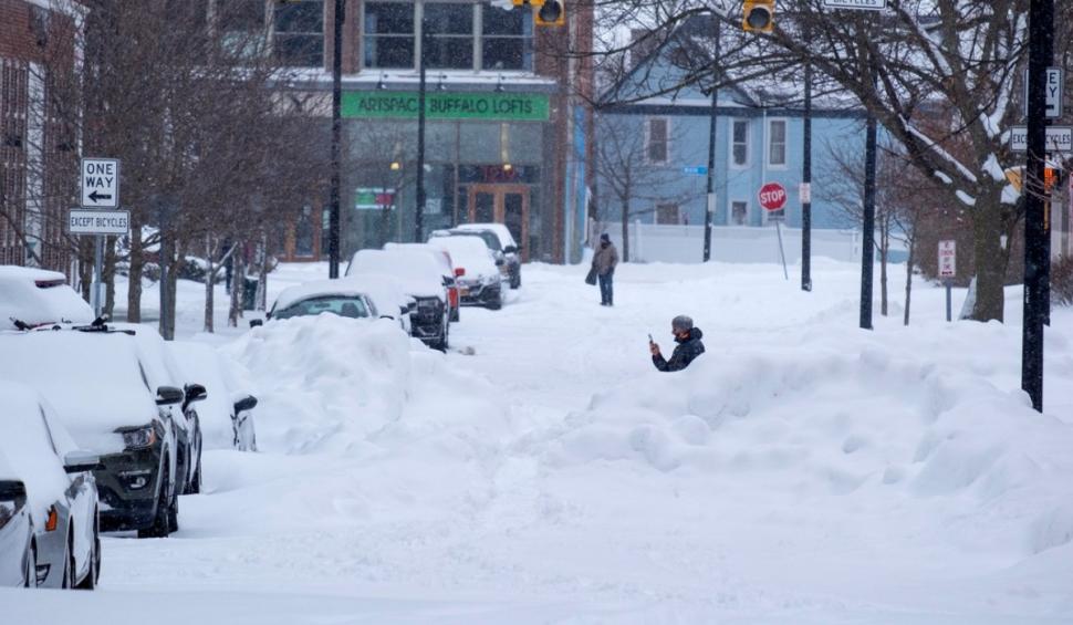Viscol istoric în SUA: Stratul de zăpadă are aproape un metru. Sute de mii de case fără curent electric și mii de zboruri anulate 1048551
