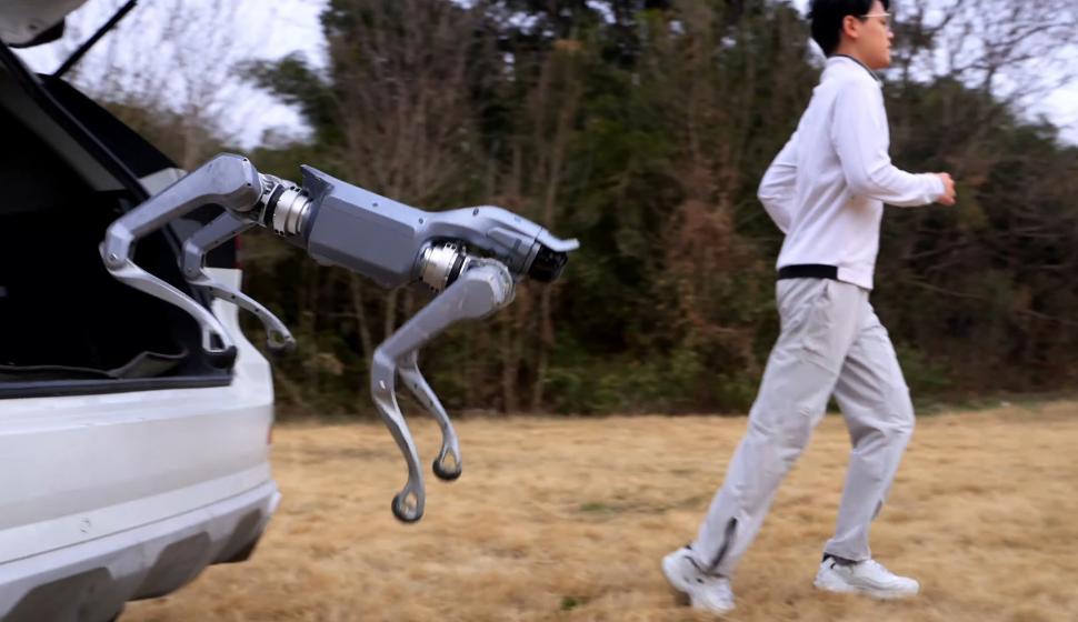 Câinele robot care poate să joace tenis dar și să muncească: „Companionul Tău” tocmai a fost lansat de gigantul tech chinez Unitree 1048952