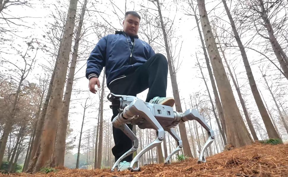 Câinele robot care poate să joace tenis dar și să muncească: „Companionul Tău” tocmai a fost lansat de gigantul tech chinez Unitree 1048957