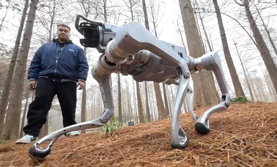 Câinele robot care poate să joace tenis dar și să muncească: „Companionul Tău” tocmai a fost lansat de gigantul tech chinez Unitree 1048958