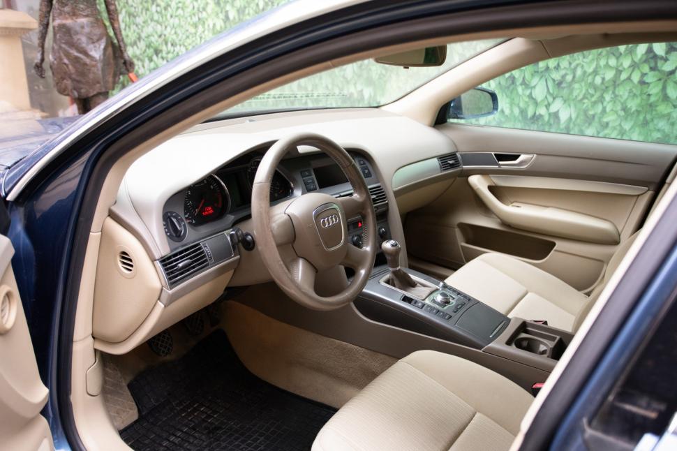 Cu cât s-a vândut la licitație mașina de protocol a lui Klaus Iohannis. Suma este de 10 ori mai mare decât prețul de pornire 1049118