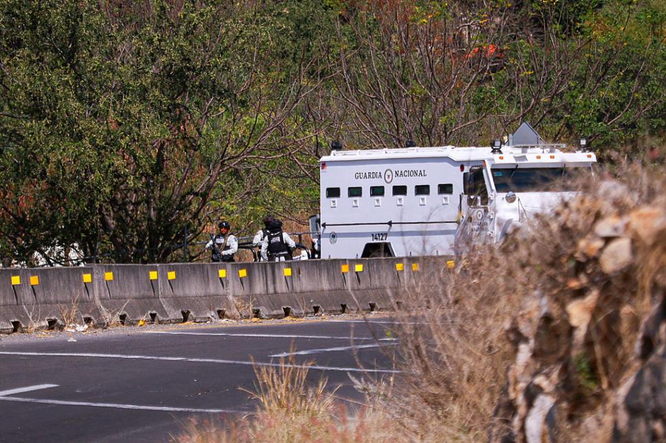 Mașini carbonizate, magazine incendiate, drumuri arse de baricade de foc. Imaginea haosului din Mexic, unde doar armata mai e pe străzi 1048930