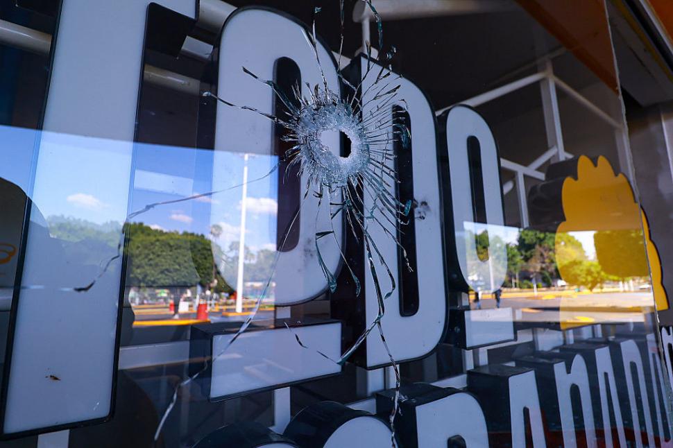 Mașini carbonizate, magazine incendiate, drumuri arse de baricade de foc. Imaginea haosului din Mexic, unde doar armata mai e pe străzi 1048931