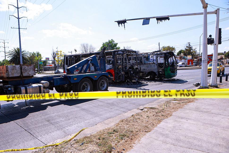 Mașini carbonizate, magazine incendiate, drumuri arse de baricade de foc. Imaginea haosului din Mexic, unde doar armata mai e pe străzi 1048933