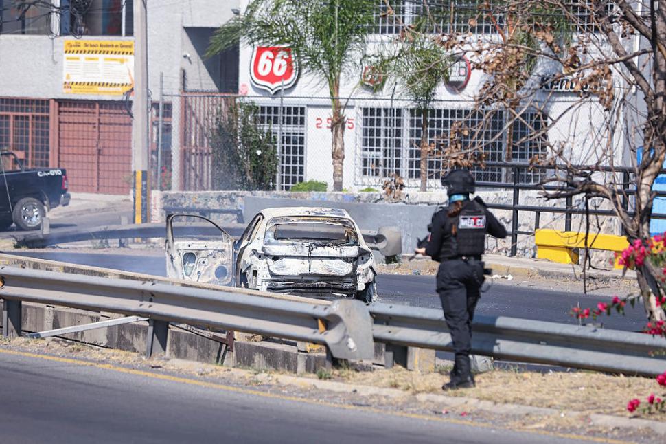 Mașini carbonizate, magazine incendiate, drumuri arse de baricade de foc. Imaginea haosului din Mexic, unde doar armata mai e pe străzi 1048935