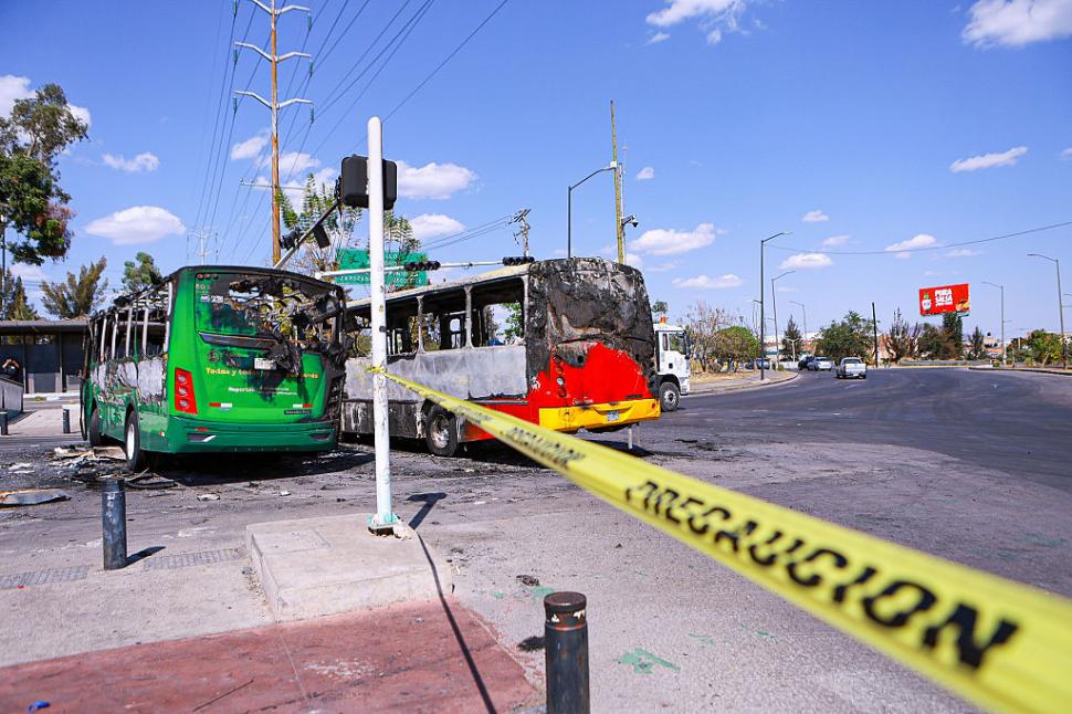 Mașini carbonizate, magazine incendiate, drumuri arse de baricade de foc. Imaginea haosului din Mexic, unde doar armata mai e pe străzi 1048936