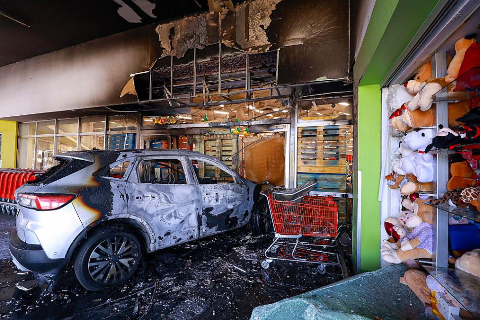 Mașini carbonizate, magazine incendiate, drumuri arse de baricade de foc. Imaginea haosului din Mexic, unde doar armata mai e pe străzi 1048938