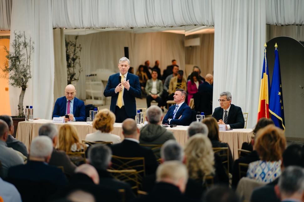 După ce a anunțat tăierile din Administrație, Bolojan s-a dus la o petrecere de partid. Reacția deputatului care l-a chemat 1049223